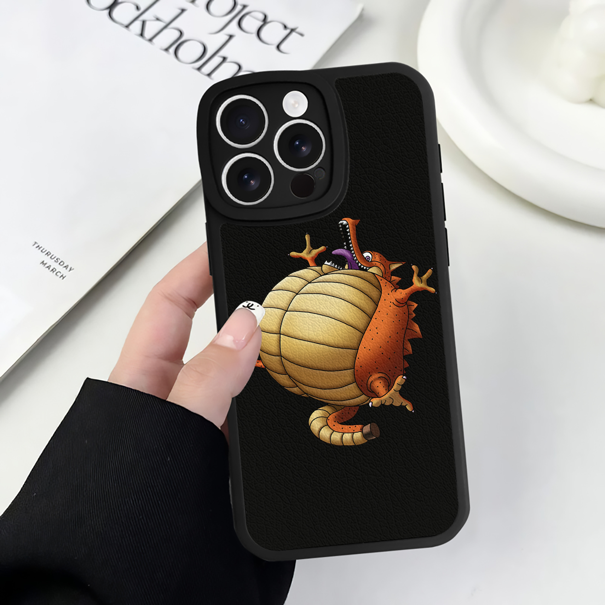 （画像用） ドラゴンクエスト Doragon Kuesuto Dragon Quest 【iPhone 16シリーズ対応】シリコンスマホケース（レザー調） 材質：シリコン